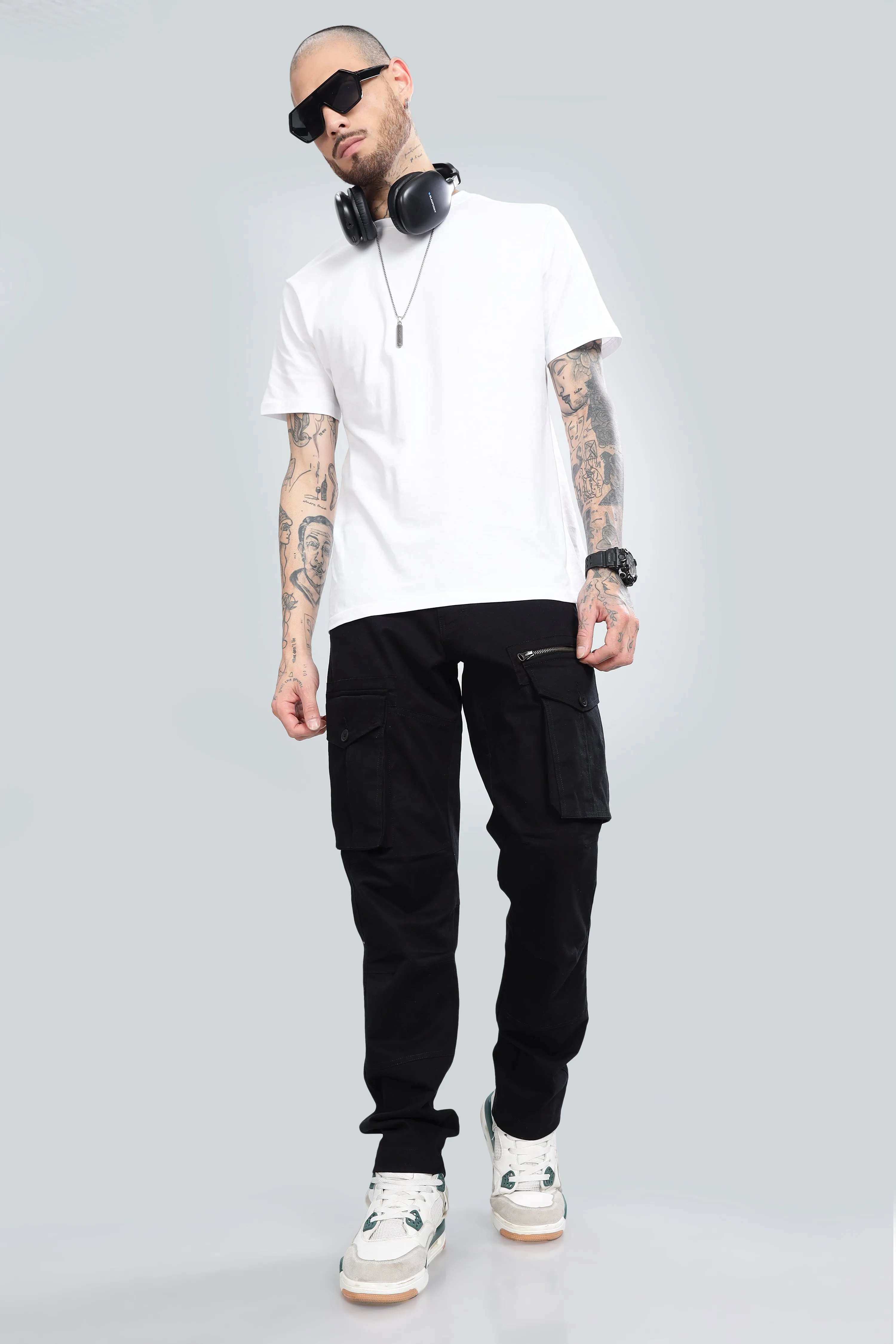 BLACK CARGO PANTS.