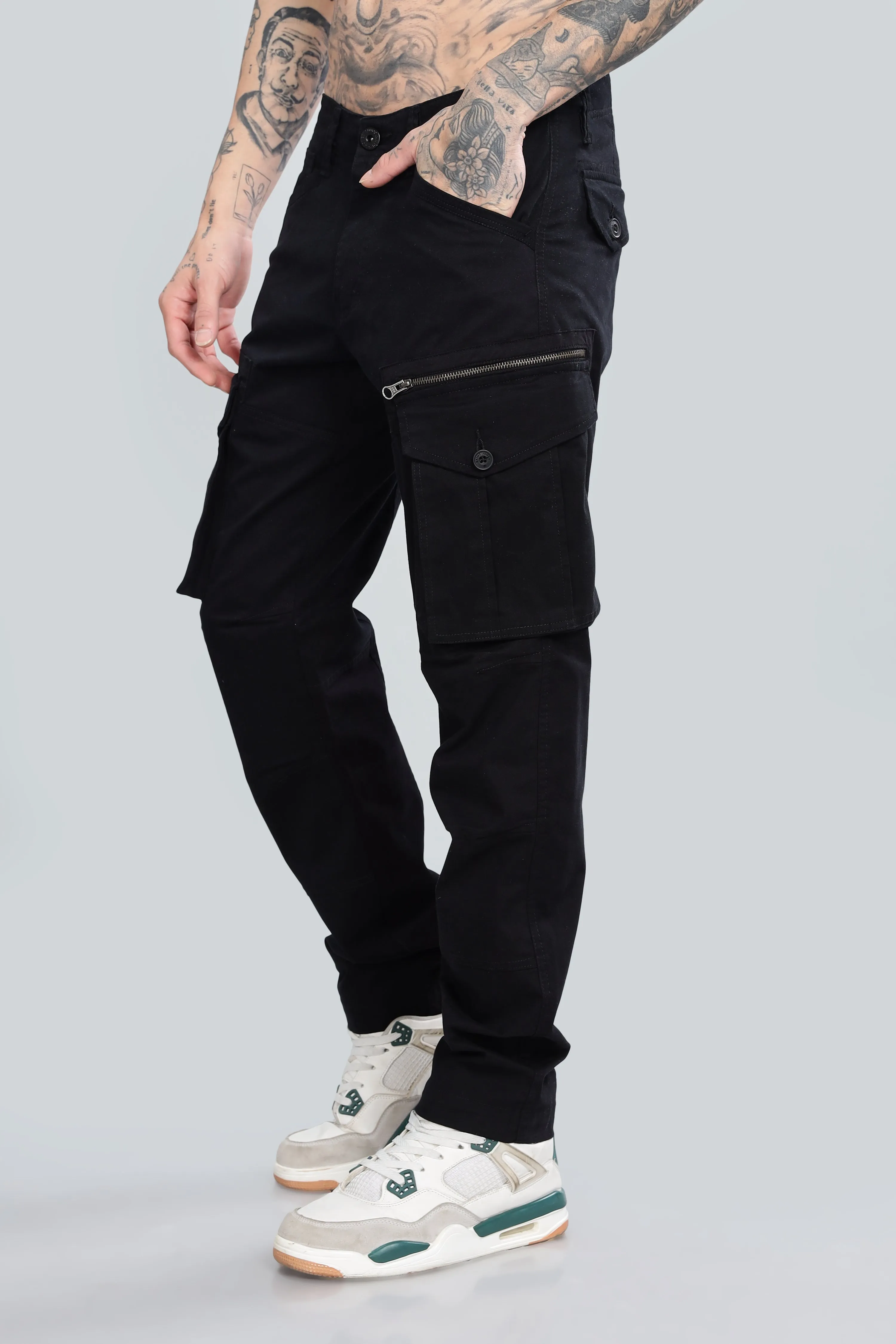 BLACK CARGO PANTS.