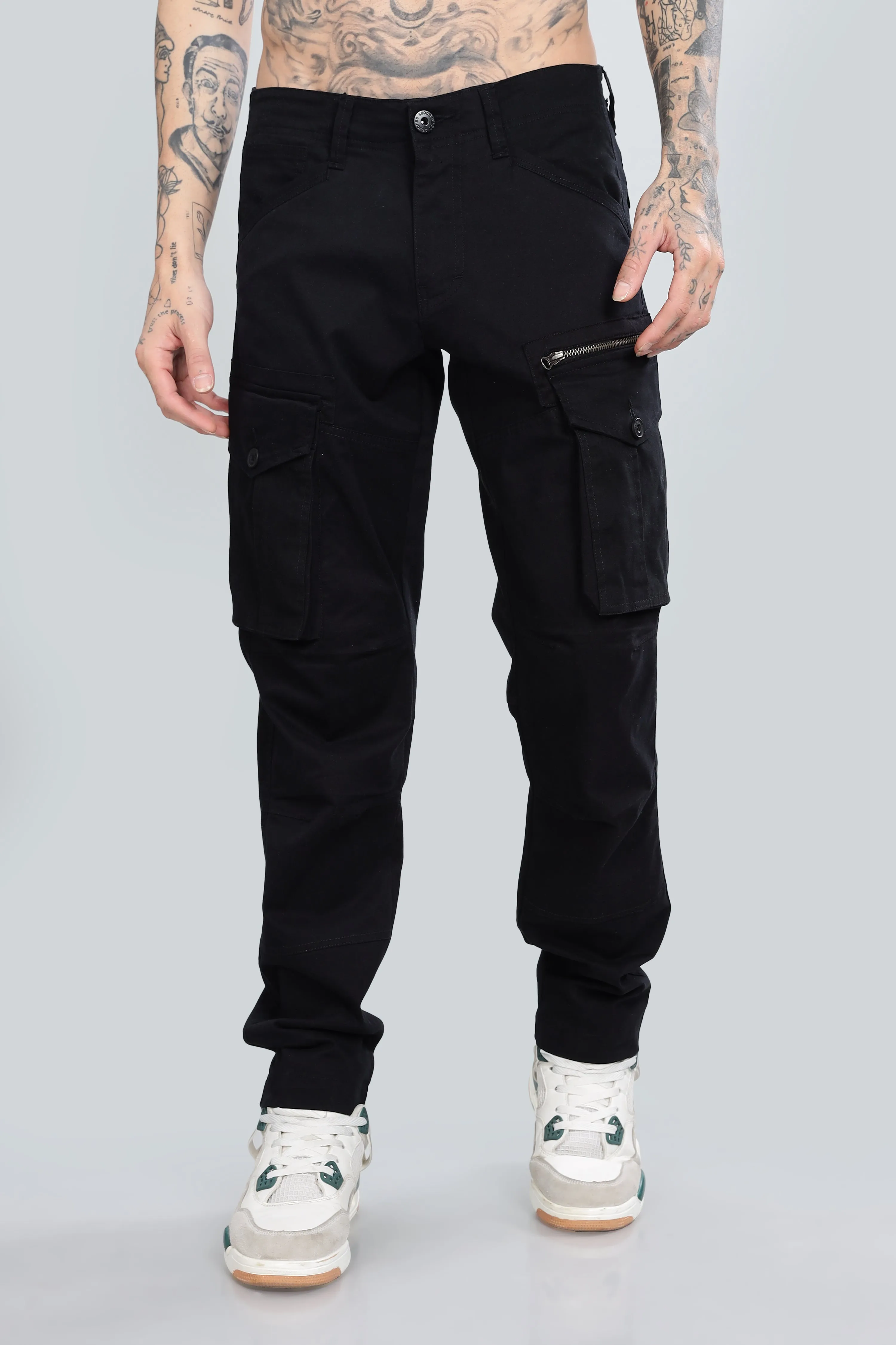 BLACK CARGO PANTS.