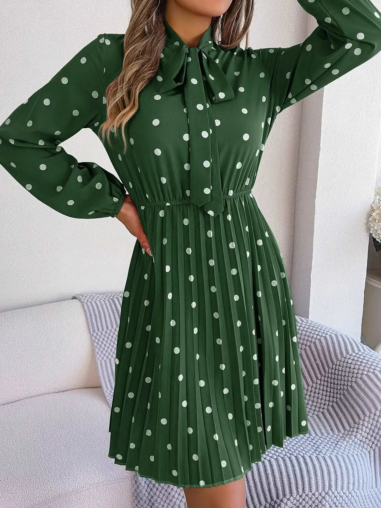 Women's Polka-dot Neck Bow Waist-controlled Long Sleeved Pleated Dress